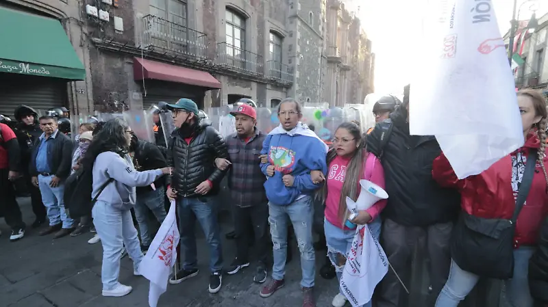 Enfrentamiento de la CNTE contra policías en el Zócalo Capitalino 5